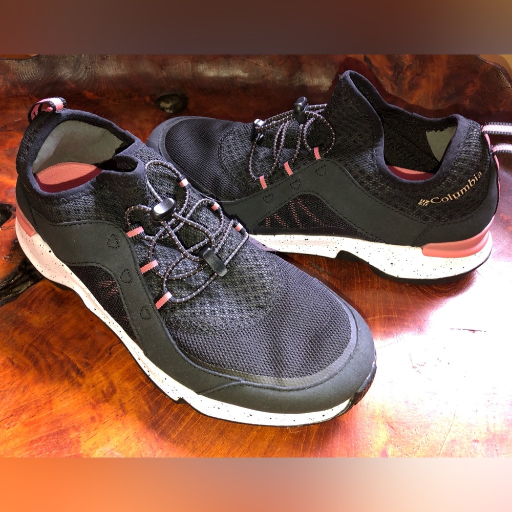 Columbia women’s black/pink size 9 cinching toggle closure athletic shoes. NWOT